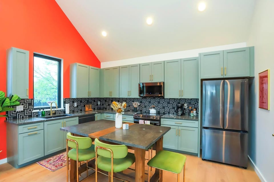 Fully Stocked Kitchen: Brand New Everything!