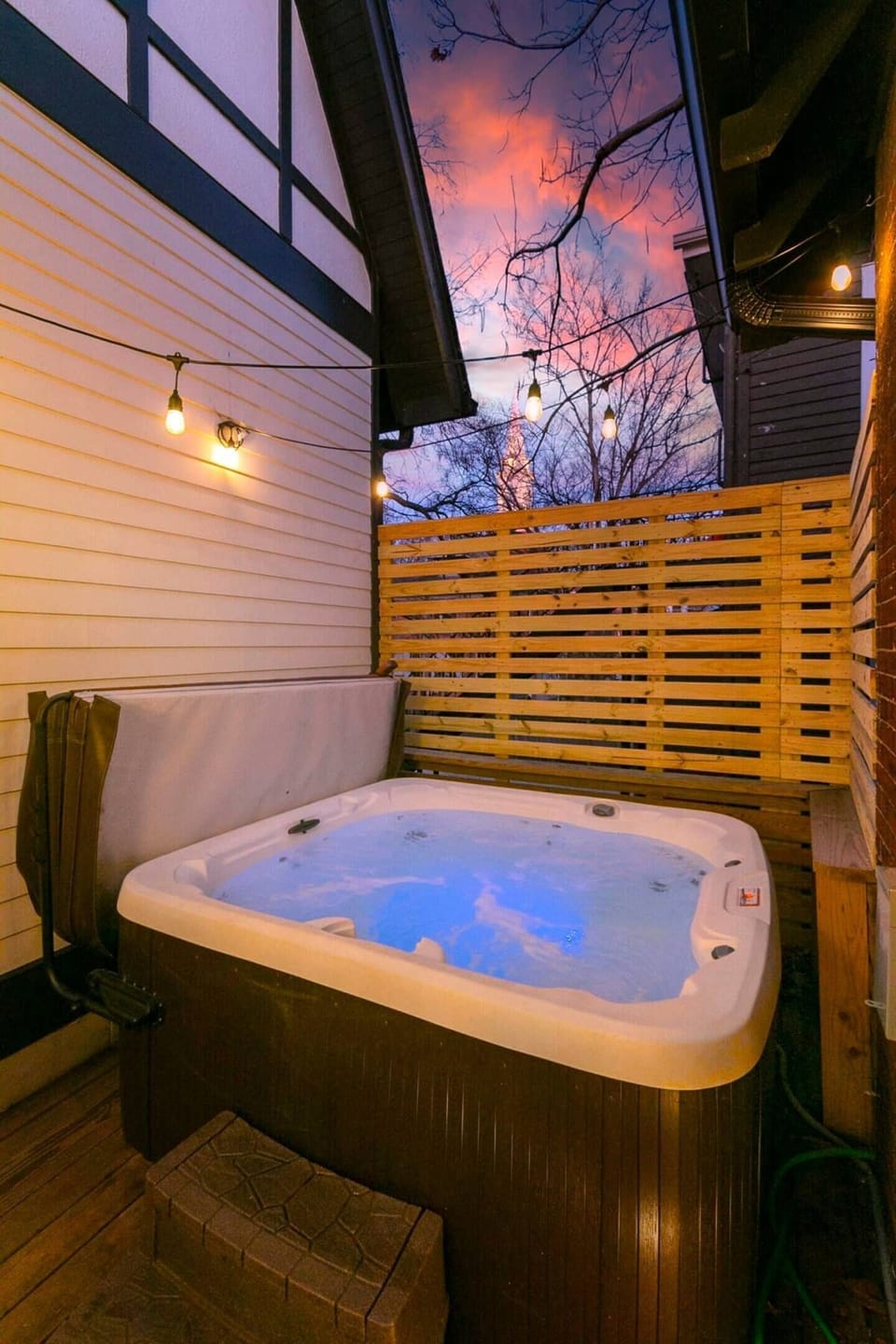 Soak it all in! Extra hot tub towels provided.