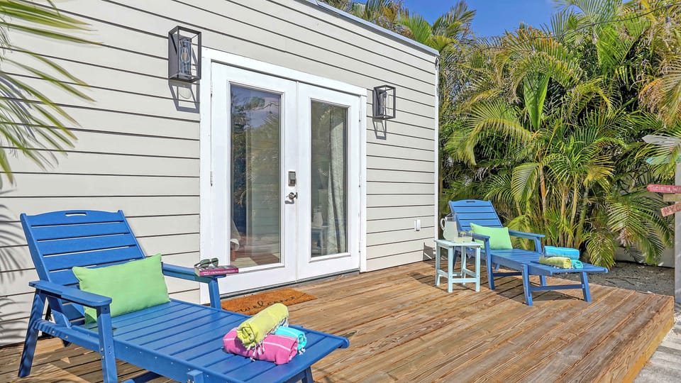 Wake up in a luxe KING bed in the private guest suite—complete with spa-style bath and kitchenette, just minutes from Anna Maria Island.