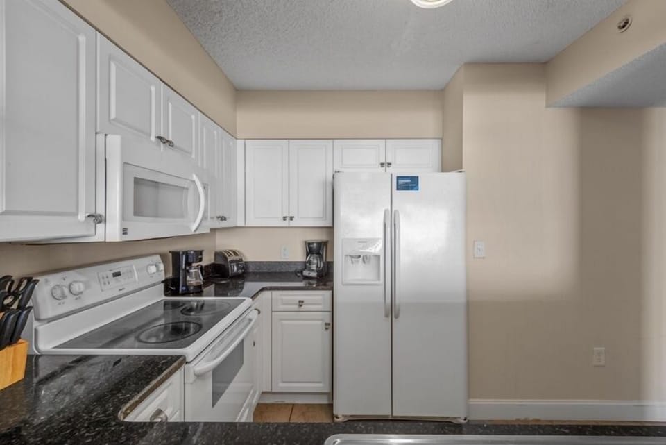 Full kitchen