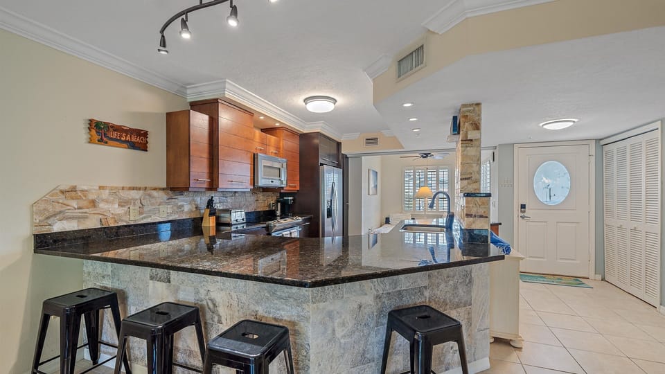 Condo, 1 Bedroom | Private kitchen | Coffee/tea maker, fridge, oven, stovetop