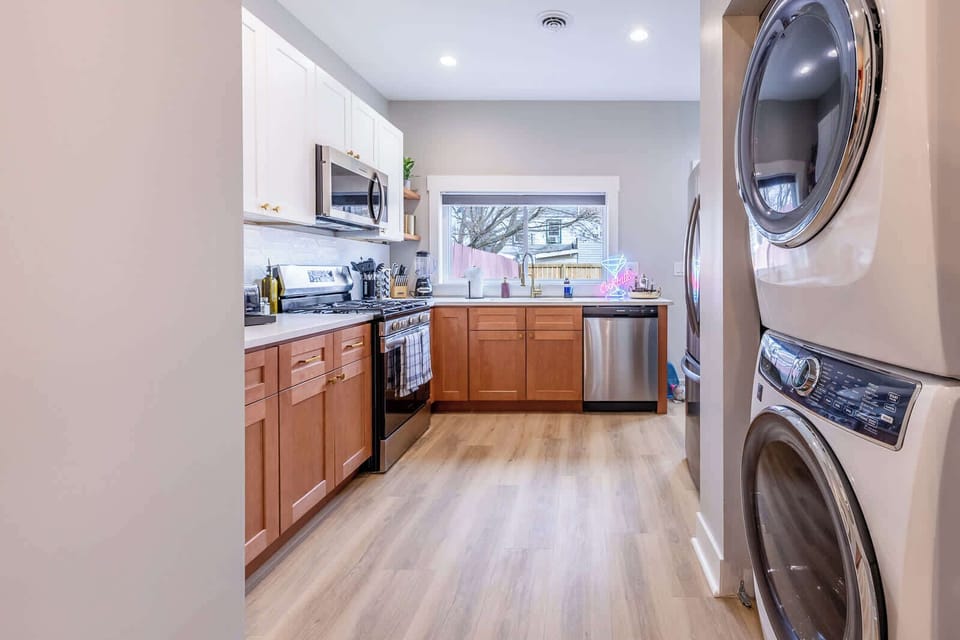 Cook up a feast in our fully equipped kitchen, then refresh your wardrobe with in-unit washer & dryer. Home comforts meet stylish living! 🌿👕
