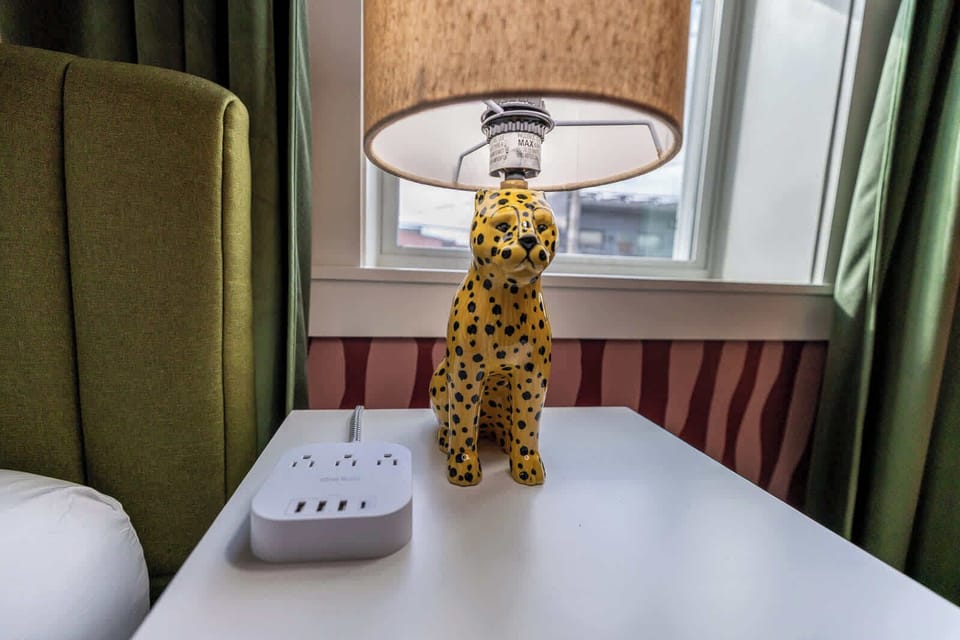 This stylish cheetah lamp adds a playful yet chic vibe to your stay. Because great design is all about the details! 🏡💡