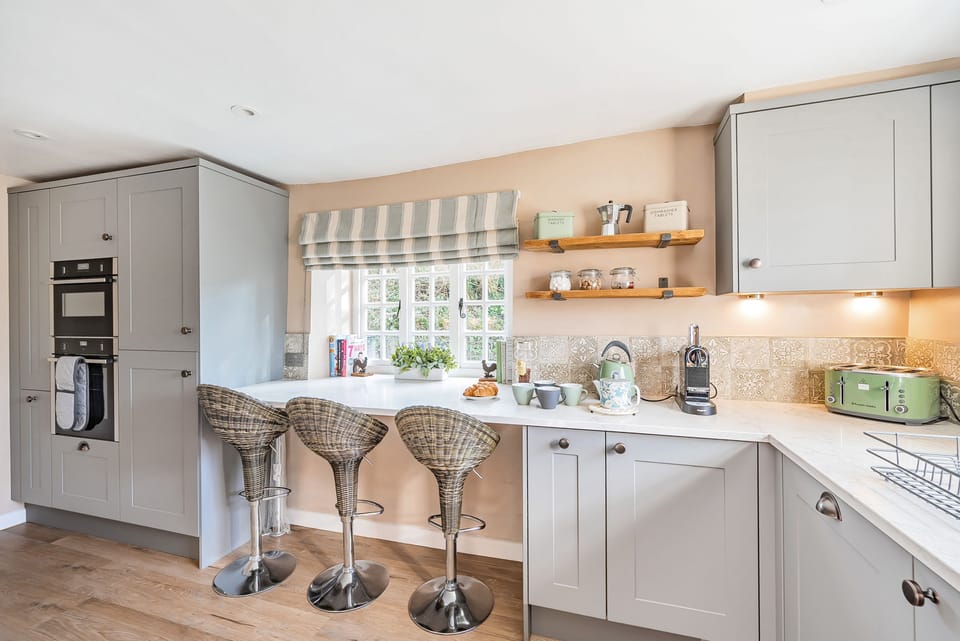 Shedrick Cottage, Forde Abbey: The kitchen has plenty of storage including a pull-out pantry cupboard