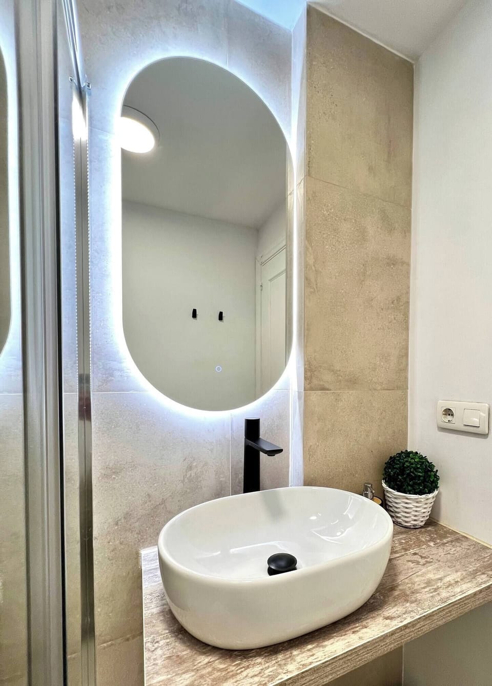 Classic Studio, 1 Queen Bed | Bathroom | Hair dryer, towels, soap, shampoo