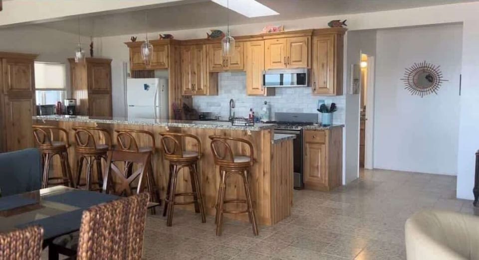 KITCHEN/DINING
