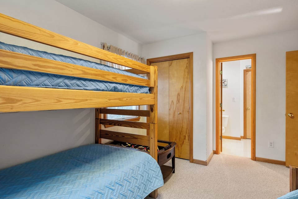 OSJ17: Cue Country Roads | Mid Level Bedroom 1
