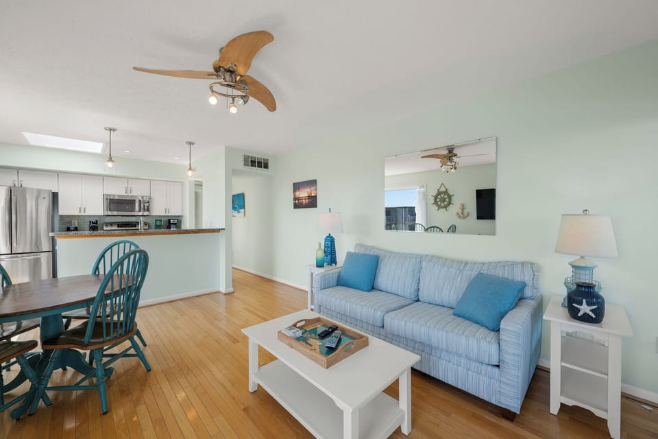 DU307A: Delightful Diversion | Living Area