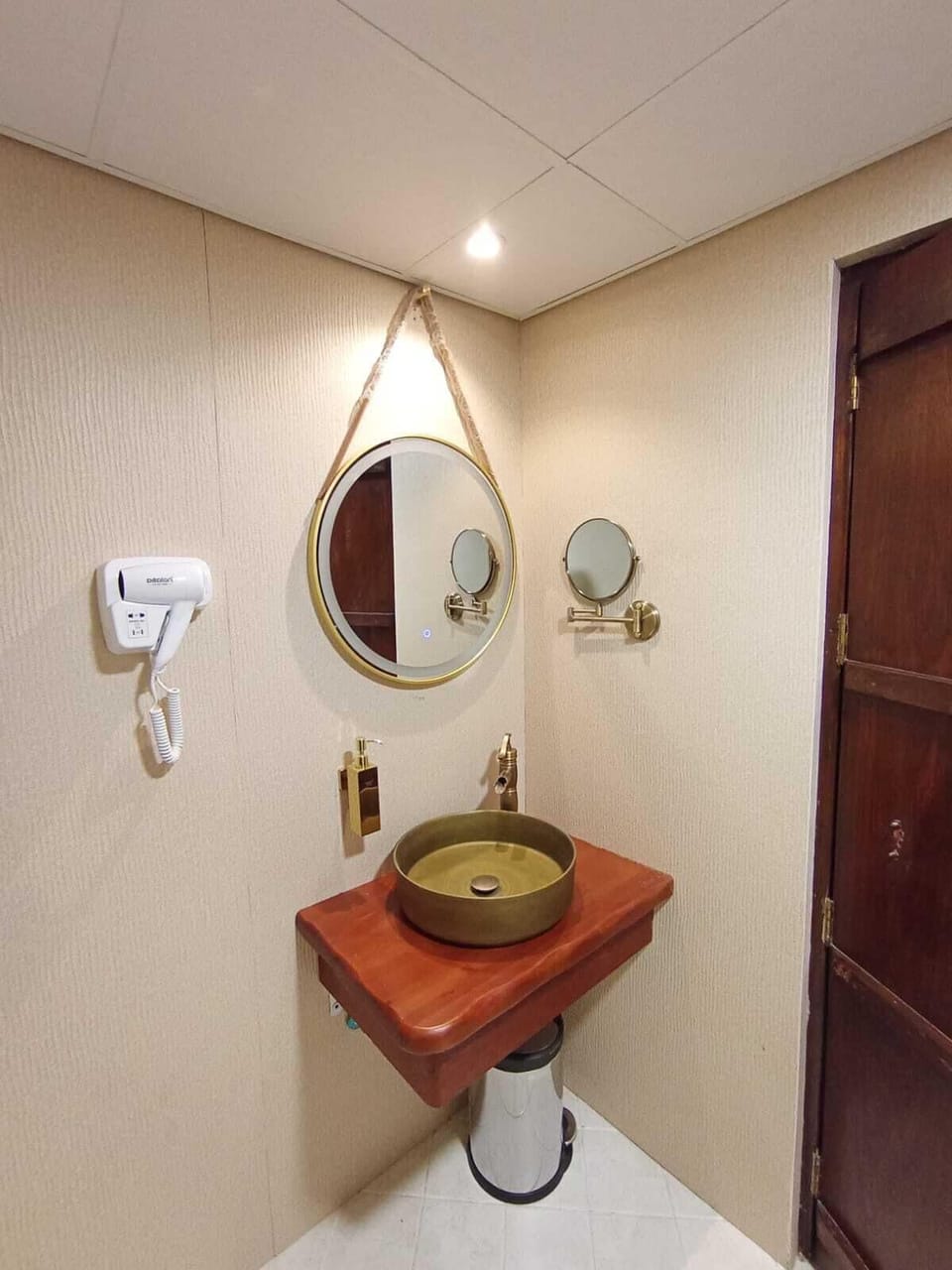 Superior Studio Suite, Courtyard View | Bathroom | Shower, rainfall showerhead, free toiletries, hair dryer