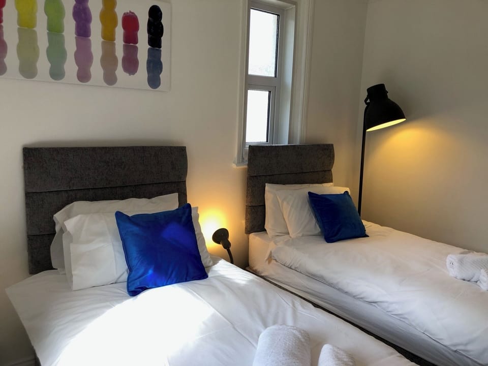 White Rabbit Retreat 3 Bed, 3 Bath, Free Parking Apartment in Poole