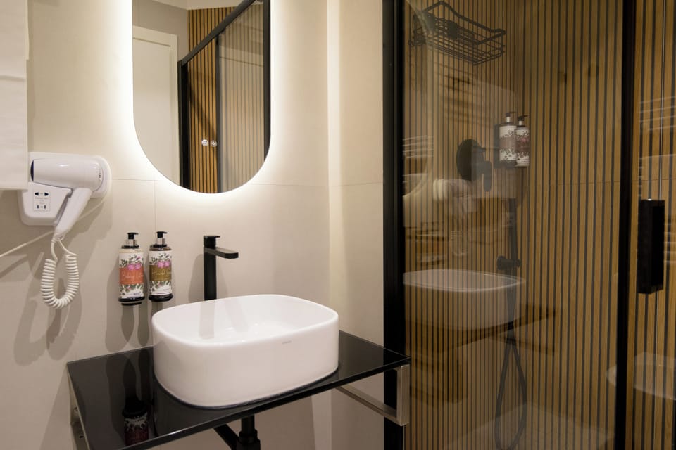 Classic Double or Twin Room | Bathroom | Shower, free toiletries, hair dryer, bidet