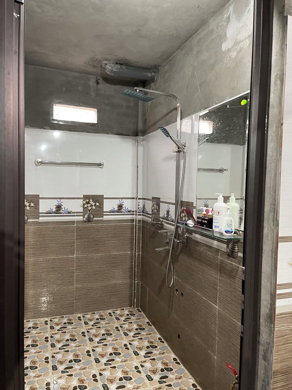 Rainfall showerhead, free toiletries, hair dryer, slippers