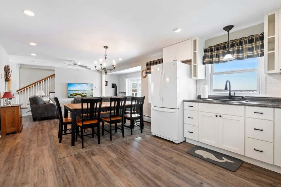 The airy dine-in kitchen offers ample space & every home comfort