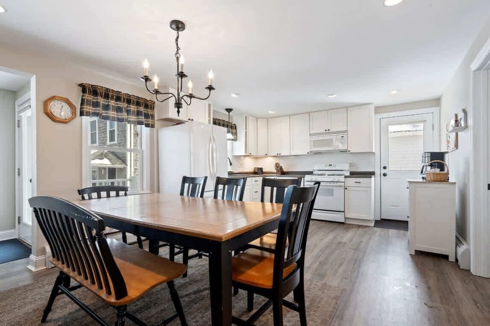 The airy dine-in kitchen offers ample space & every home comfort