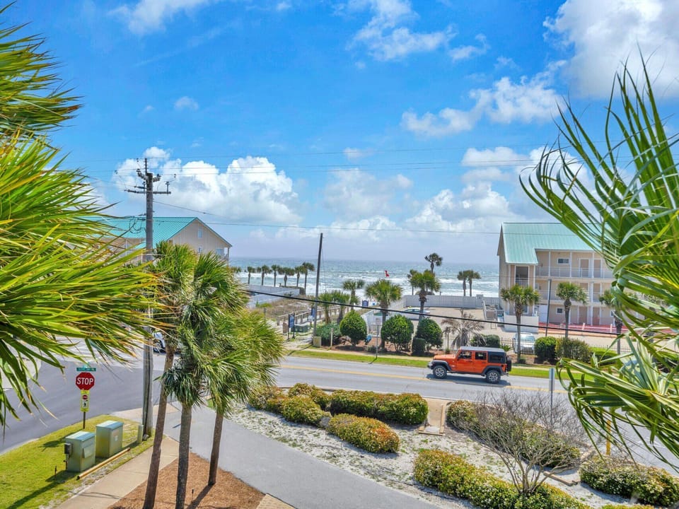 Beach and Restaurants Within Walking Distance