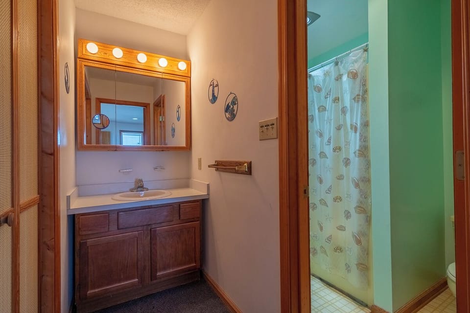 Mid Level Queen En Suite