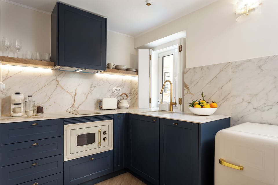 Deluxe Apartment, Kitchenette, City View | Private kitchen | Mini-fridge, microwave, stovetop, dishwasher