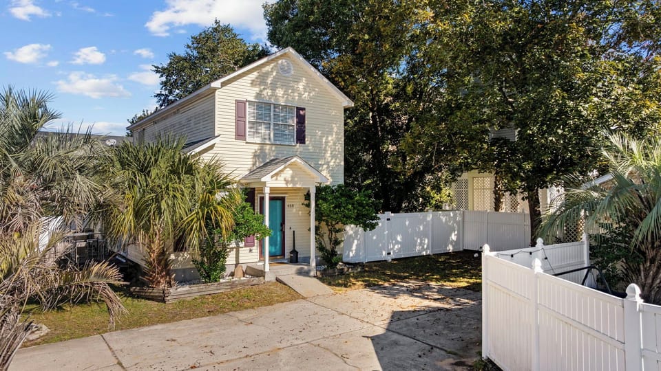 Front of house with parking and Newly fenced in yard!