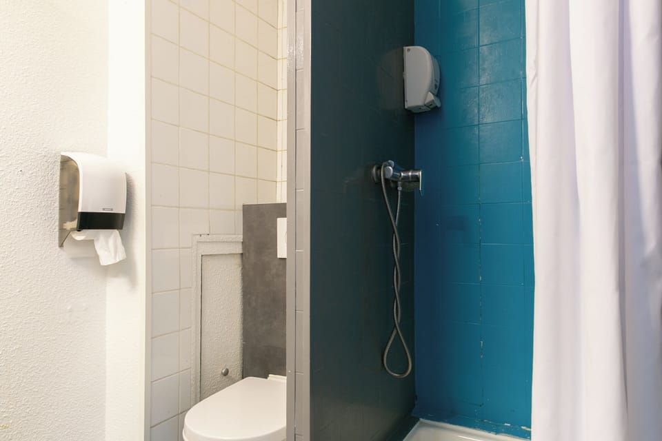 Basic Single Room, Non Smoking | Bathroom | Towels, soap, shampoo, toilet paper