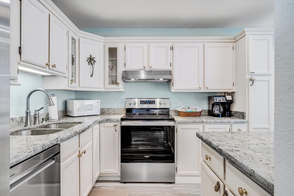 Full kitchen, renovated and equipped with all the items you could need. 