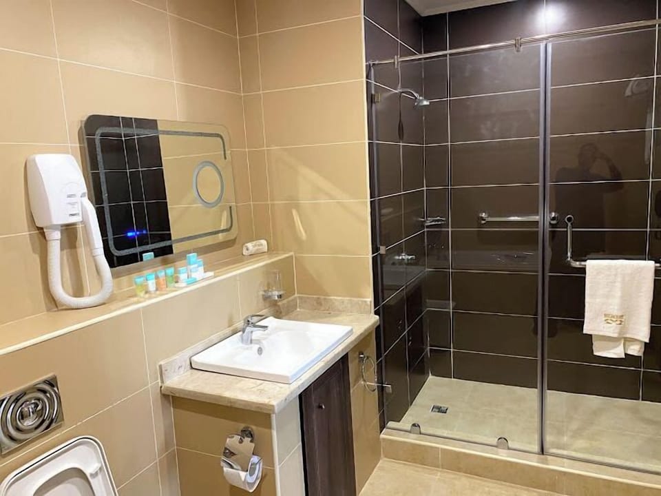 Junior Room, Balcony, City View | Bathroom | Free toiletries, hair dryer, towels, soap