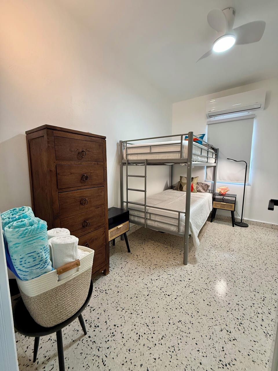 Twin bunk bed