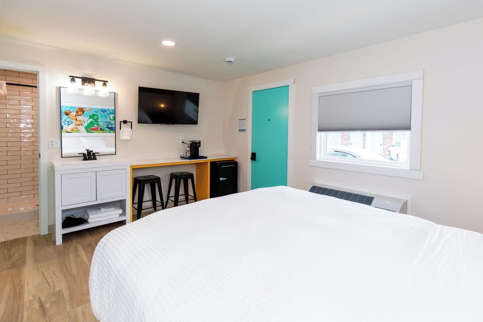 Business Room | Desk, laptop workspace, blackout drapes, free WiFi