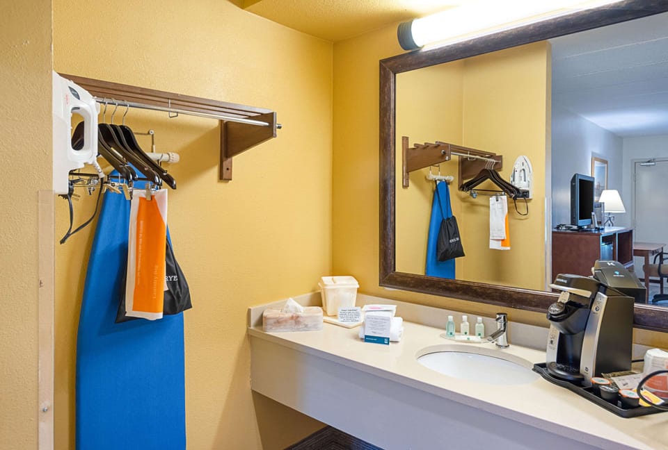 Combined shower/tub, hair dryer, towels