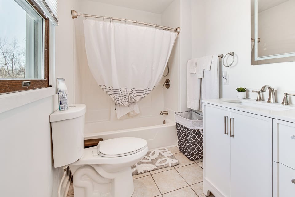 Full Bathroom | Towels Provided