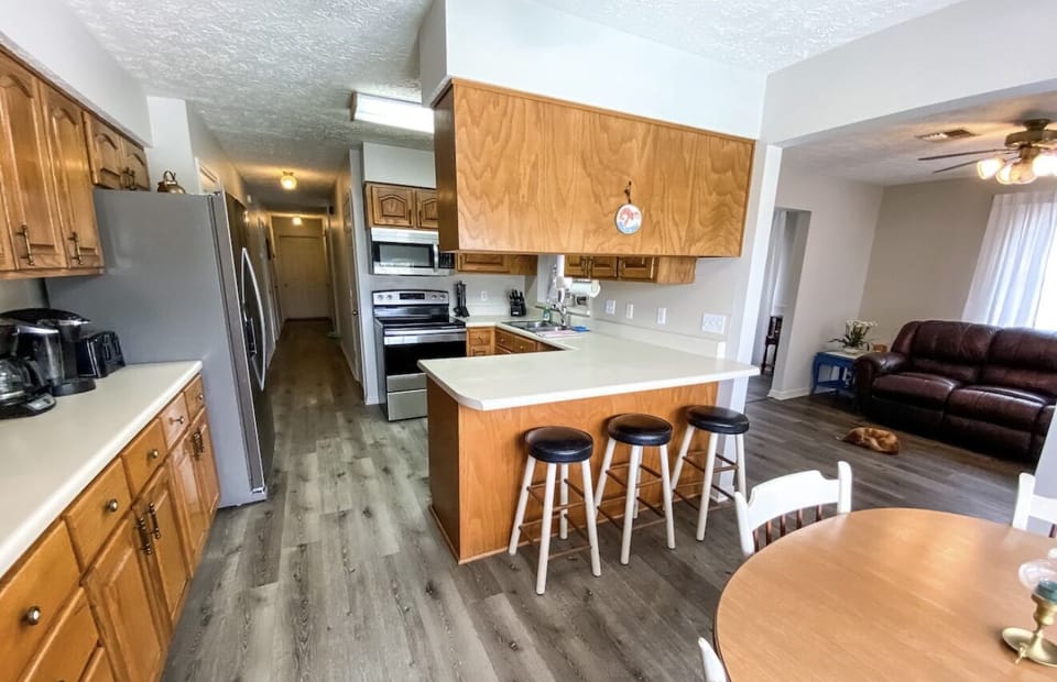 Eat-in kitchen w/ bar seating