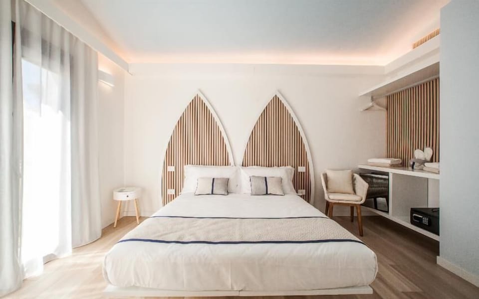 Deluxe Room, Sea View | In-room safe, free WiFi