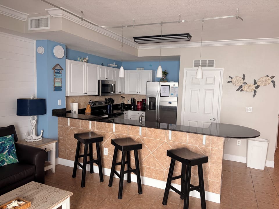 kitchen breakfast bar/stools