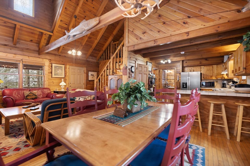 Dining area room to seat 6