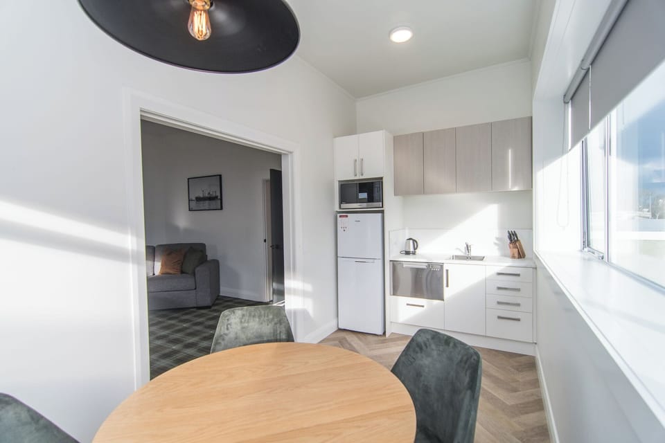 Premier Suite, Courtyard View | In-room dining