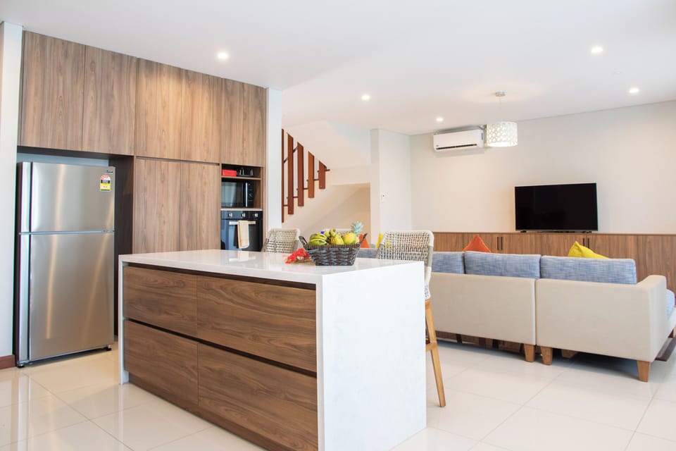 Luxury Apartment, Partial Sea View | Private kitchen
