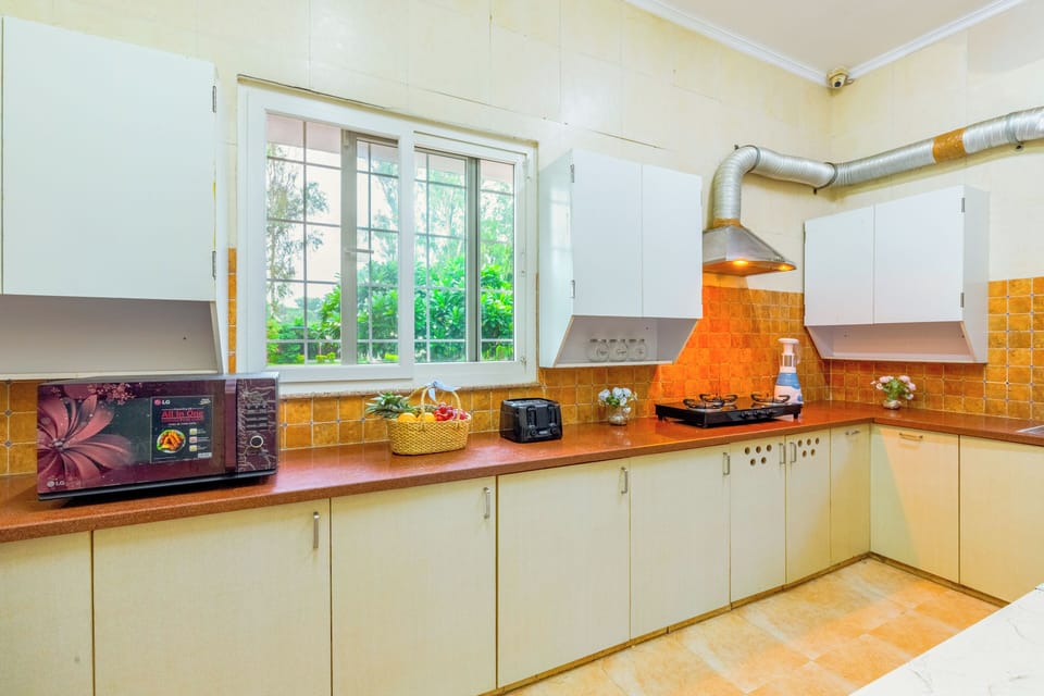 Deluxe Villa, 3 Bedrooms, Balcony, Garden View | Private kitchenette | Electric kettle