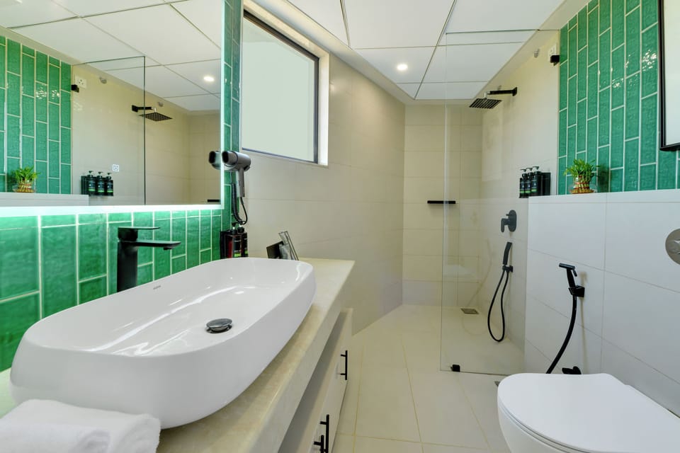 Grand Double Room | Bathroom | Shower, free toiletries, slippers, towels