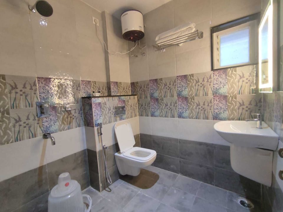 Luxury Triple Room, 1 King Bed, Non Smoking, Air conditioning | Bathroom | Shower, towels, soap, shampoo