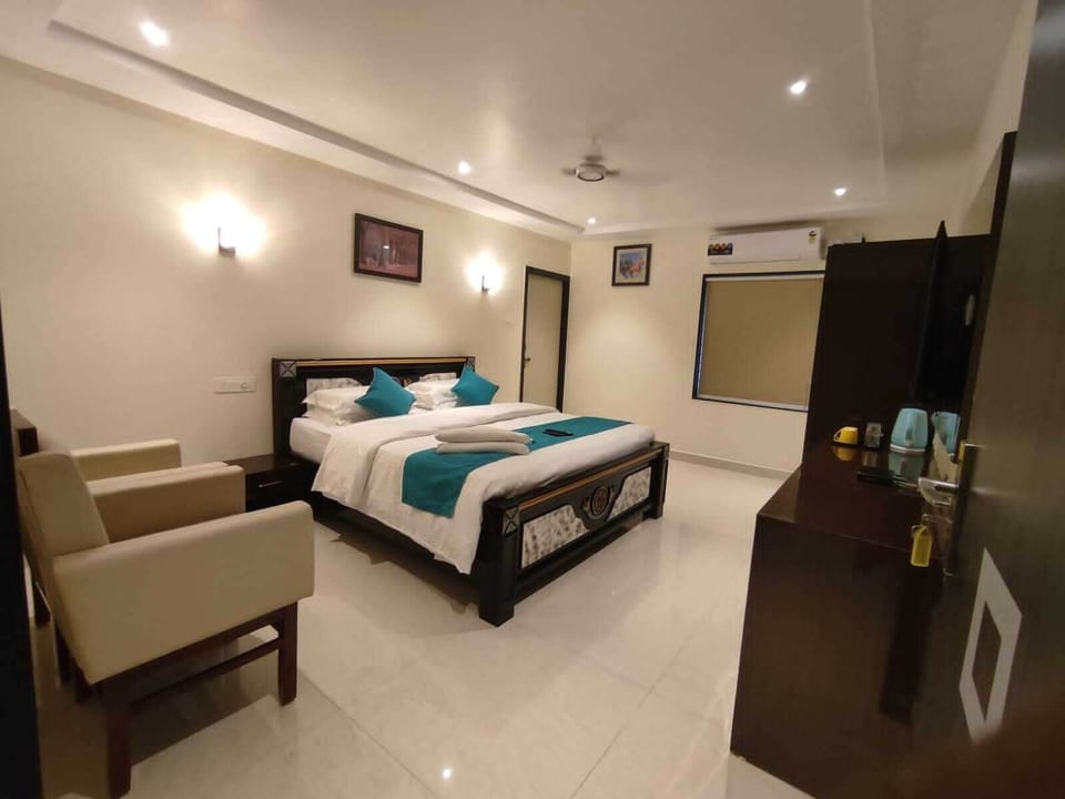 Luxury Triple Room, 1 King Bed, Non Smoking, Air conditioning | Soundproofing, free WiFi