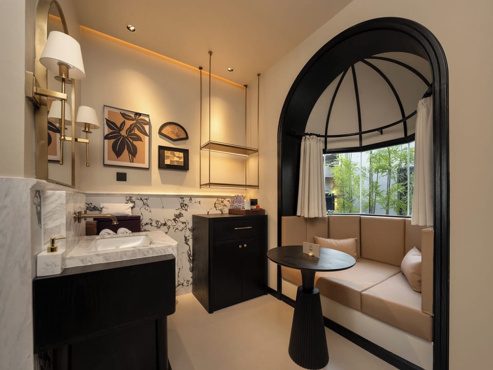 Classic Double Room | Bathroom | Free toiletries, hair dryer, bathrobes, slippers