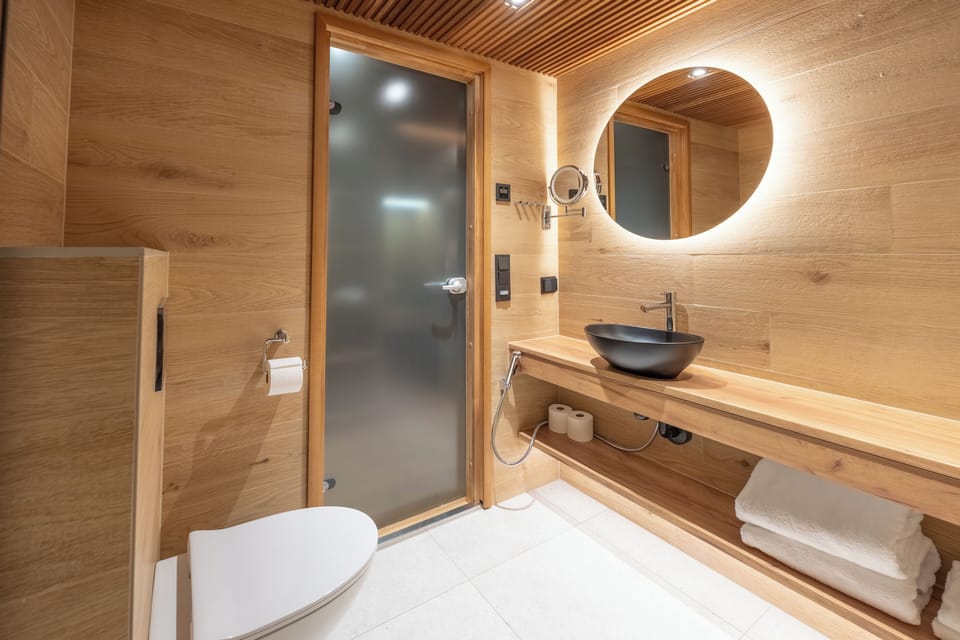 Classic Double Room | Bathroom | Shower, hair dryer, towels, soap