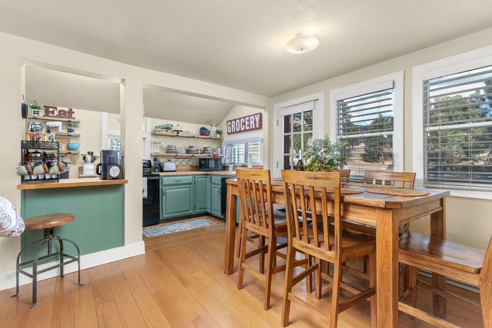Open concept dining / kitchen area with fully stocked kitchen