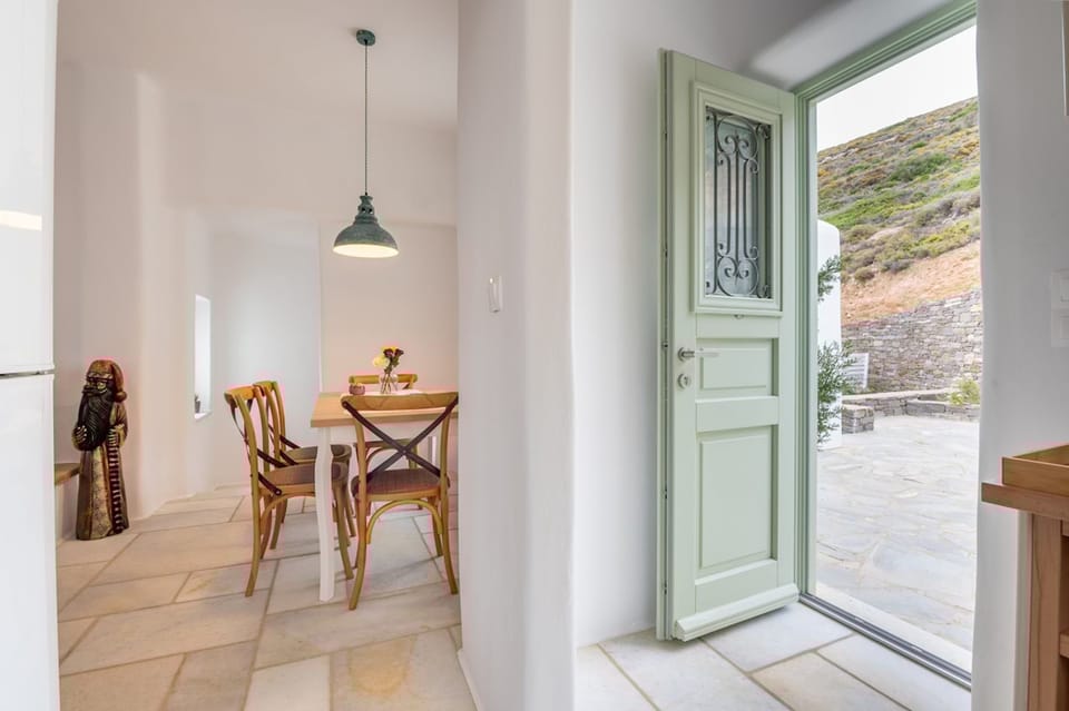 House | 4 bedrooms, desk