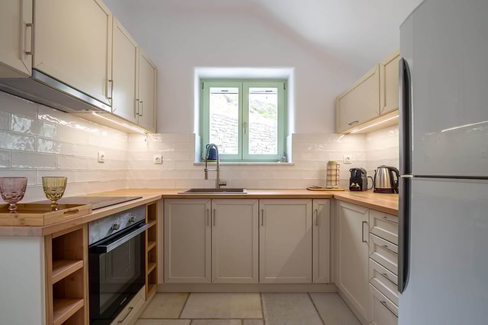 House | 4 bedrooms, desk