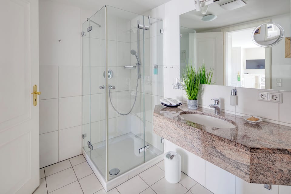 Junior Suite | Bathroom | Shower, hair dryer, slippers, towels