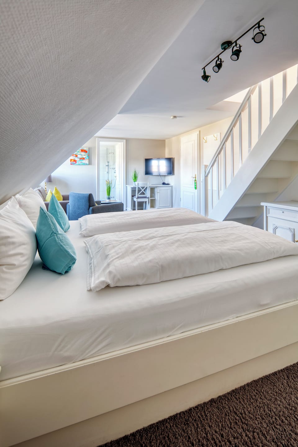 Suite | In-room safe, desk, laptop workspace, blackout drapes