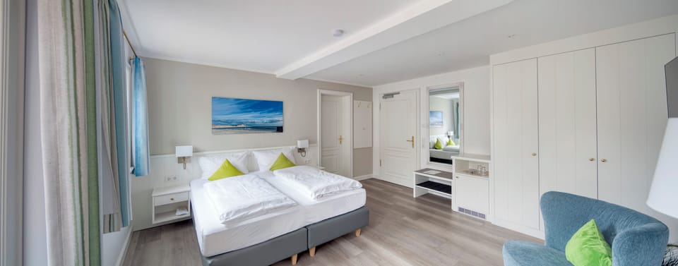 Junior Suite | In-room safe, desk, laptop workspace, blackout drapes
