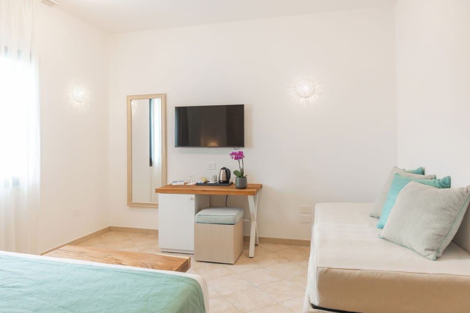 Comfort Triple Room | In-room safe, desk, laptop workspace, WiFi (free)