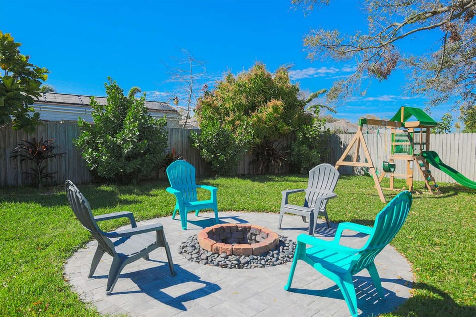 Firepit, playset, BBQ Grill, Outdoor dining area