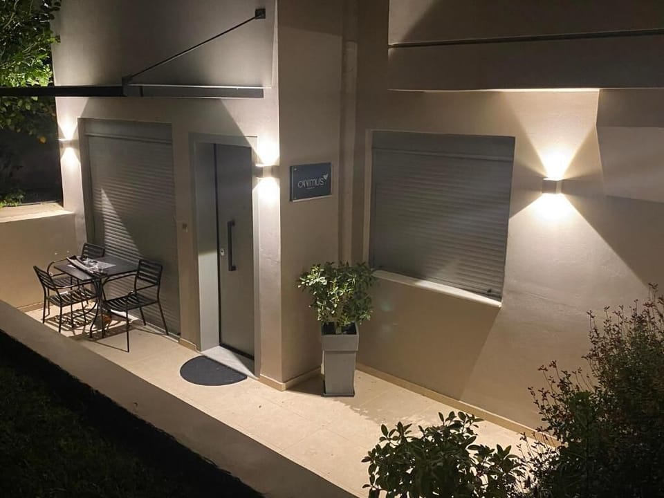 Veranda with a dining area and garden view.Apartment entrance.